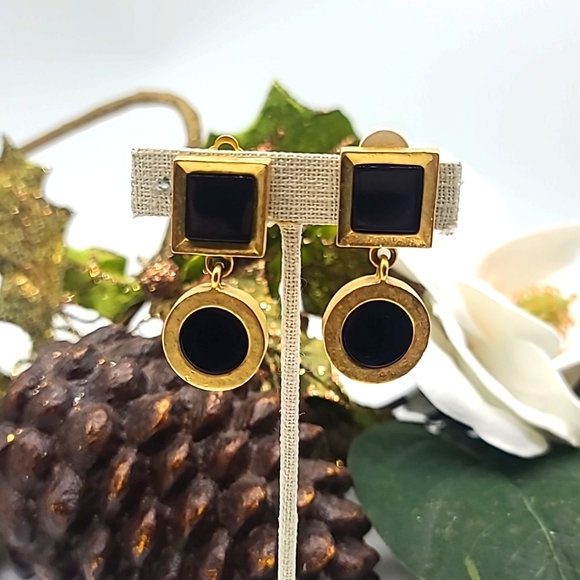 Circa 1980's Karl Lagerfeld Collection Brushed Gold & Black Stone clip earrings! - Picture 2 of 12